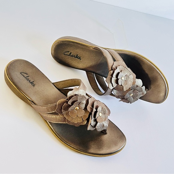 Clarks Shoes - Clarks Greyish/Tanish Floral Women’s Thong Sandal Size 8.5 M